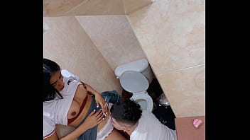 स्कूल के शौचालय में छात्रों का जोरदार सेक्स और मुँह में स्खलन का अविश्वसनीय शौकिया वीडियो