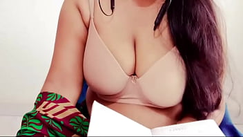 पड़ोसन आंटी ने अपनी चूत और बोब्स दिखाए और चूत में उंगली भी डाल दी