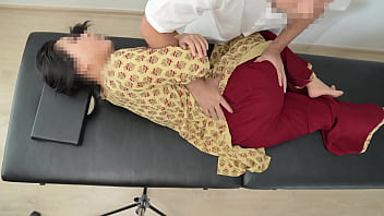 गर्म भारतीय देसी लड़की का मसाज