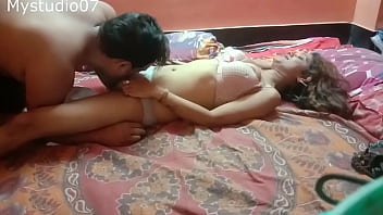 भारतीय युवती घर पहुंचे डिलीवरी बॉय के साथ जंगली सेक्स का मजा लेती हुई