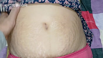 बेटे के हाथों शरीर को सहलाया, फिर उसकी ही माँग पर चोदाई करवाई