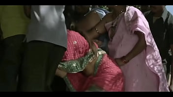 रम्या श्री के उभरे हुए स्तन तेलुगु फिल्म ओ मल्ली से बाहर आते हुए