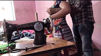 देसी भाभी की सिलाई के बहाने अंकल ने उसे बिस्तर पर लिटाकर चोदा