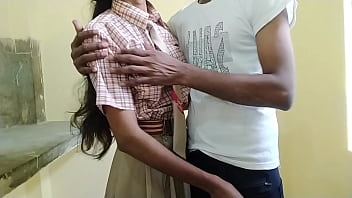 भारतीय देहाती छात्र अपनी स्कूली प्रेमिका के साथ जंगली यौन संबंध बनाता है