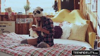 किशोरी चुदाई – स्टेपडैड ने शायला राइडर की चूत में छोड़ा गर्म माल