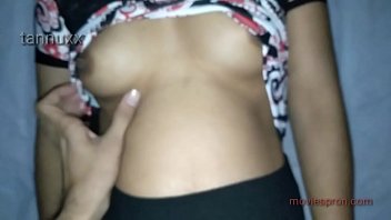 गर्म दोस्त रागिनी का किशोरी लड़की के साथ जंगली सेक्स