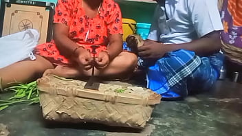 तमिल आंटी की सब्जी काटते हुए अंकल के स्तन दबाना