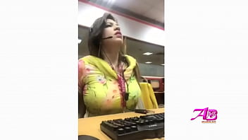 बड़े बोब्स वाली कॉल सेंटर वाली के साथ गरमागरम बातें