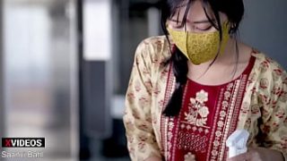 गरीब छोटी सी नौकरानी सानवी बहल, ऑफिस में काम करती थी जब तक कि उसके मालिक ने उसे चोदा नहीं