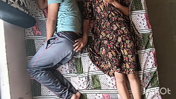 गर्म देशी भाभी शिवानी सोते हुए देवर को उकसाकर अमेज़न पोज़ में चढ़ जाती है