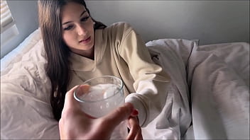 बीमारी के दिन स्टेप सिस्टर के साथ गर्म माहौल – सोफी टायलर और एलेक्स एडम्स का परिवारिक थेरेपी सीन