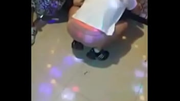 노래방에서 팬티 벗고 음란하게 춤추는 여자 – 한국야동 – 딸자닷컴
