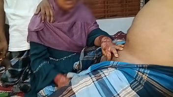 बंगाली गांव की गर्म अंटी के दो दोस्तों के साथ जंगली पार्टी में डॉगीस्टाइल ब्लोजॉब का मजा