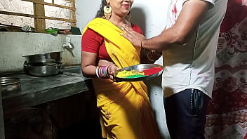 होली के रंग में डूबी भाभी को किचन काउंटर पर ज़ोरदार चोदाई
