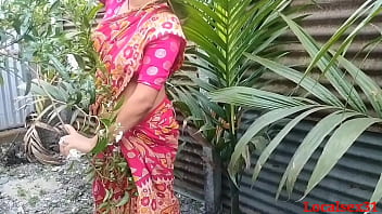 बंगाली देसी भाभी का बाहर लाल साड़ी में देवर के साथ जंगली चुदाई का मजा